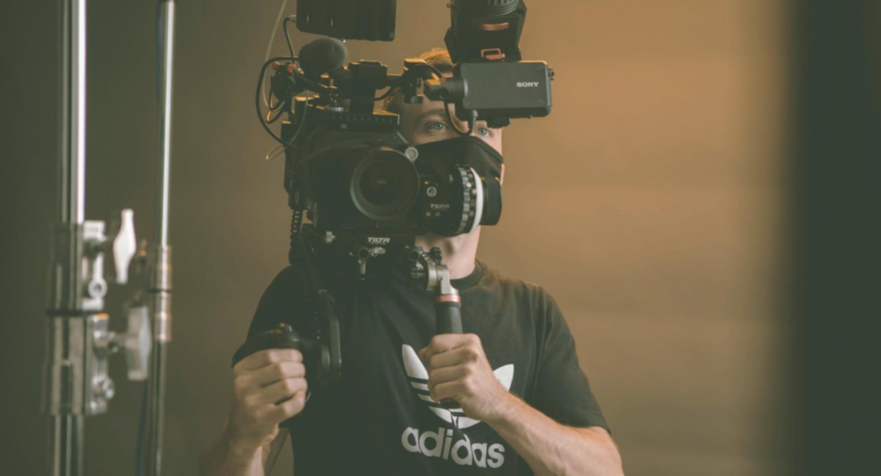 Editor al lavoro su sequenza cinematografica complessa