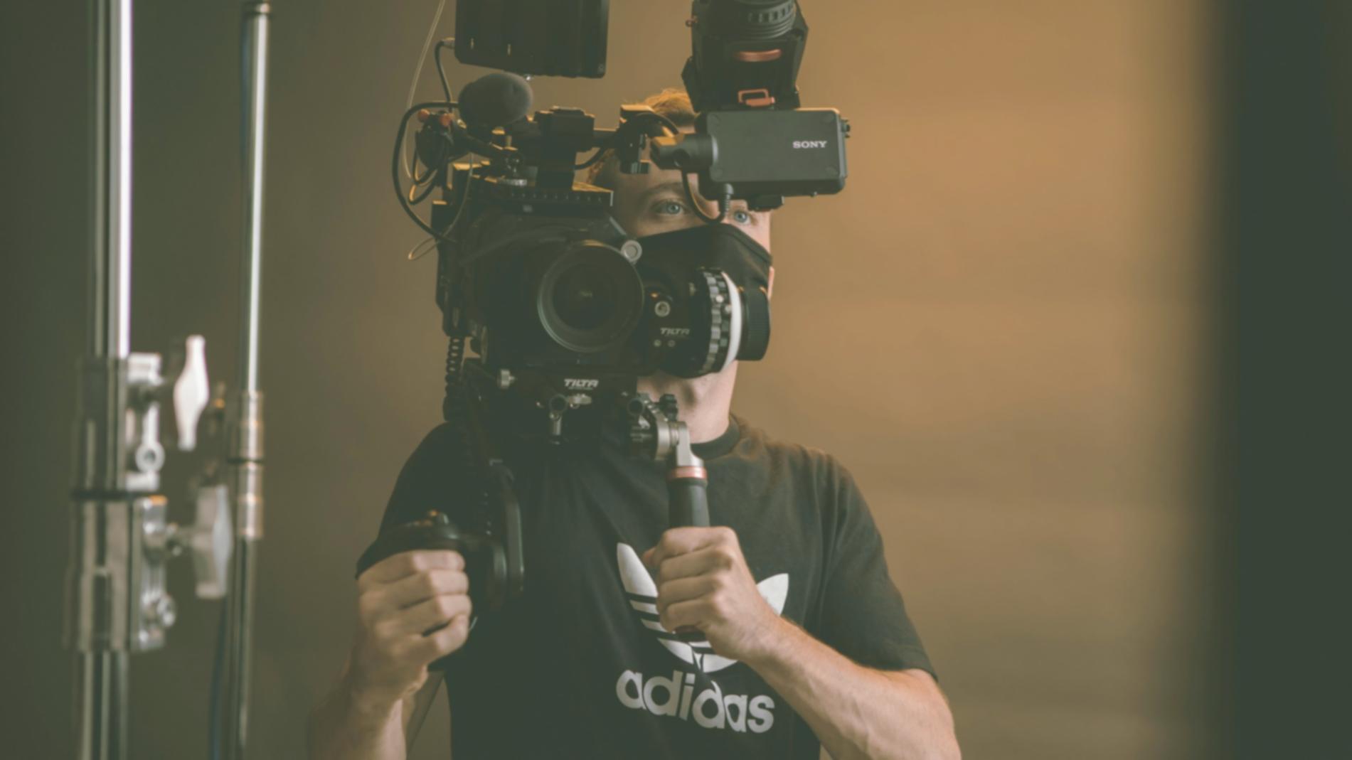 Postazione di montaggio professionale con monitor e strumenti