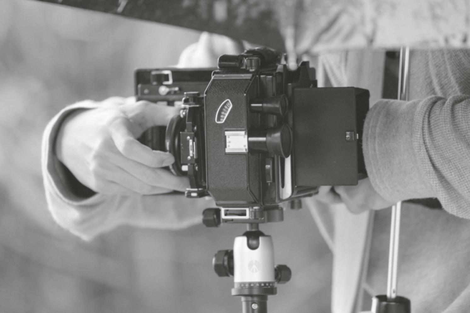 Studente al lavoro su progetto di montaggio