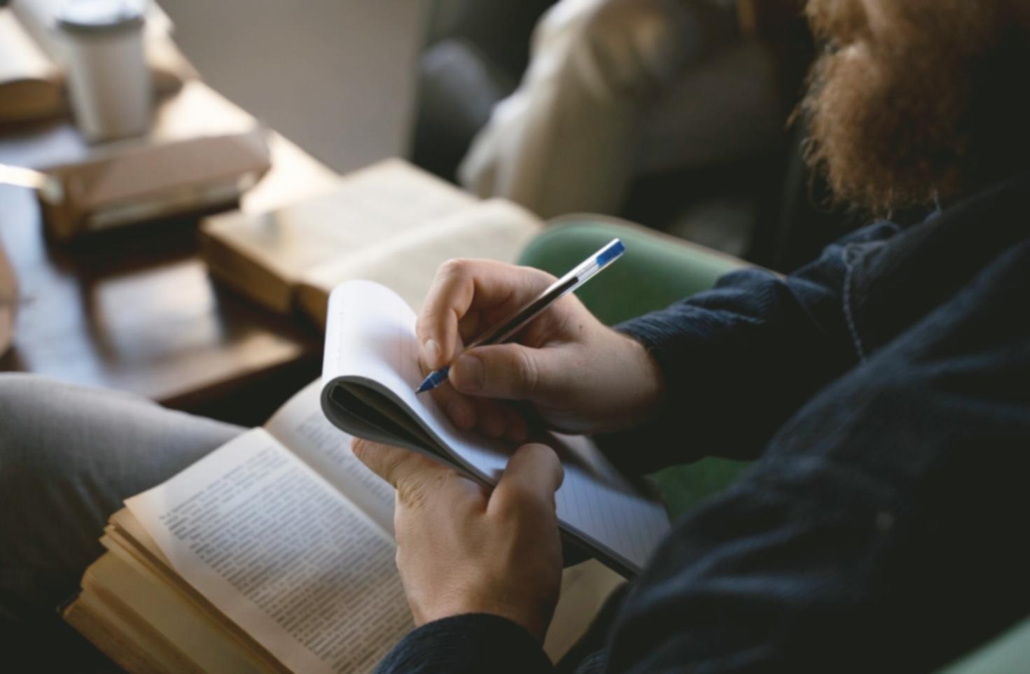 Dettaglio timeline di montaggio con tracce audio e video