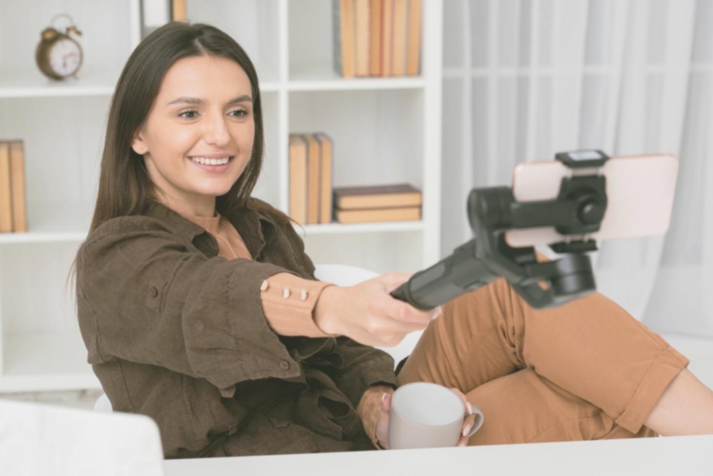 Studio di color grading con monitor calibrato